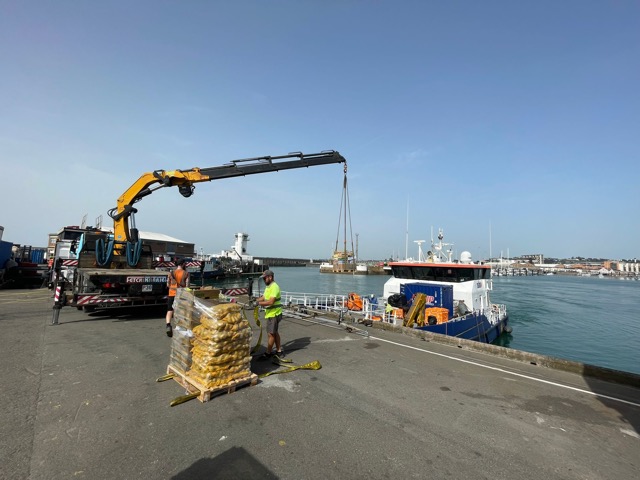 Bow-to operations with larger crane
